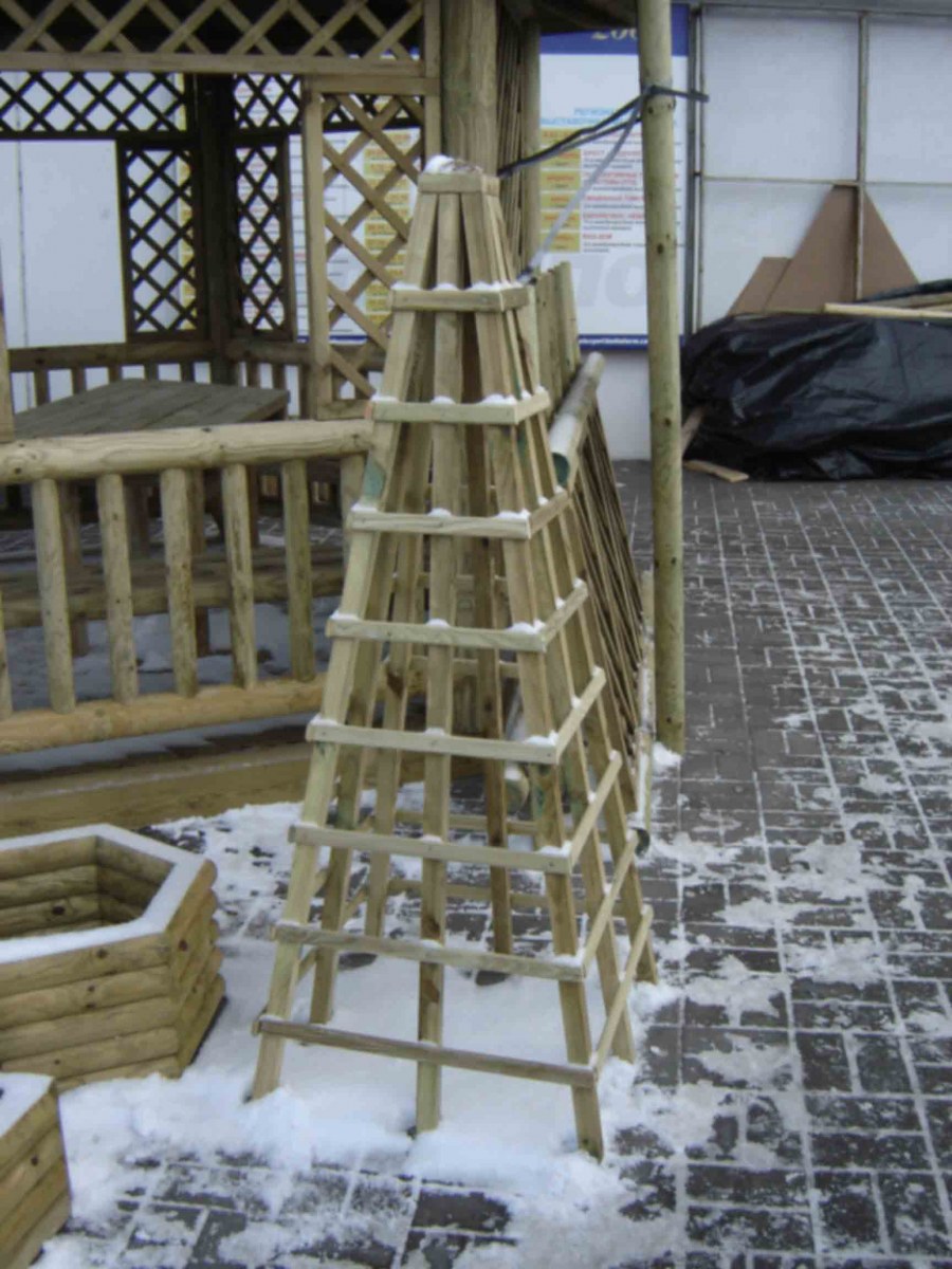 Ограждение пирамида для деревьев