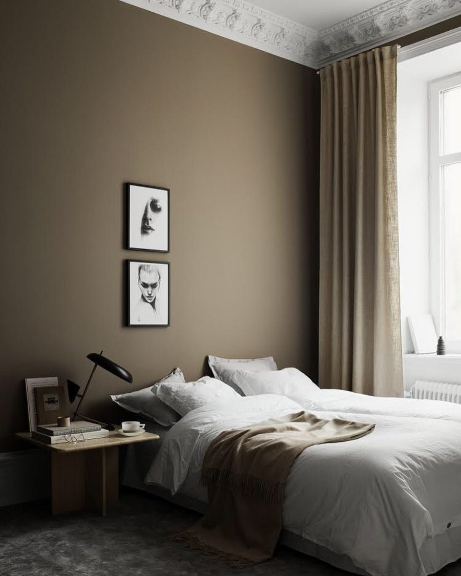 Крашеные стены в спальне