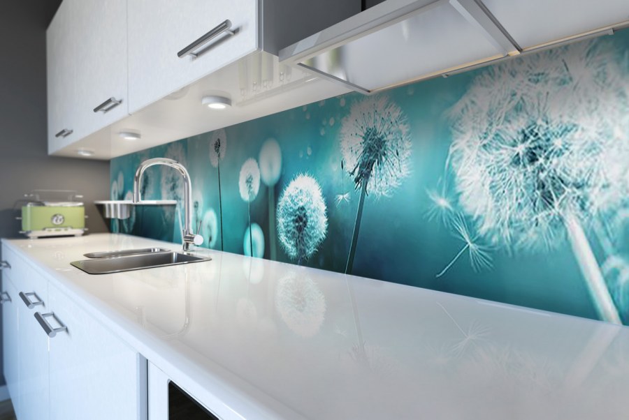 Бирюзовый фартук на кухне