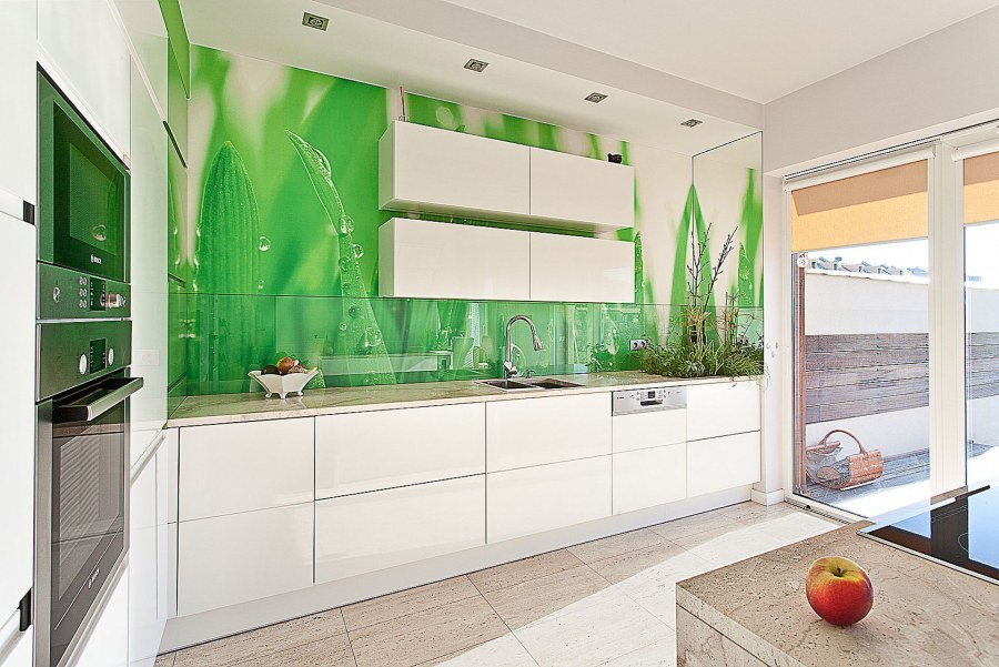 Белая кухня с ярким фартуком