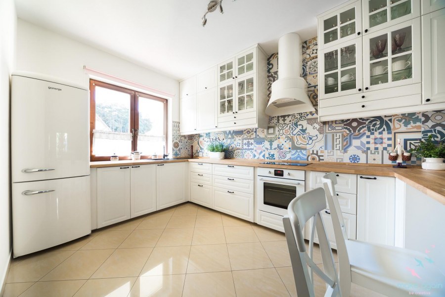 Белая кухня с деревянной столешницей и фартуком пэчворк