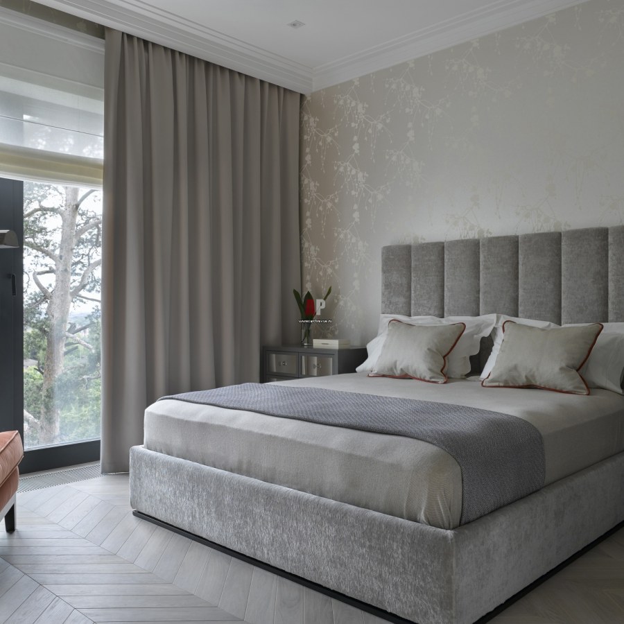 Серо бежевая кровать в интерьере