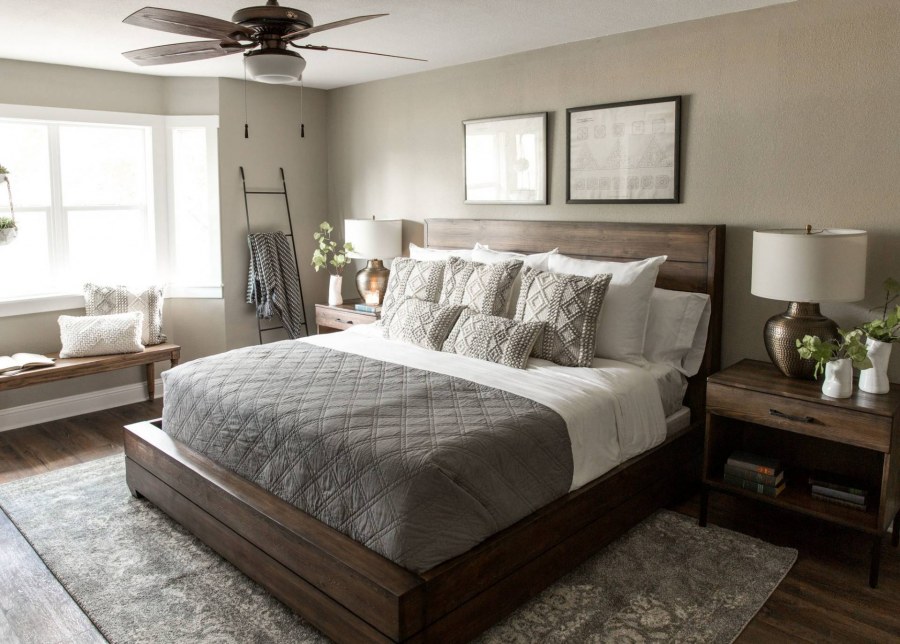 Серая спальня с коричневой мебелью