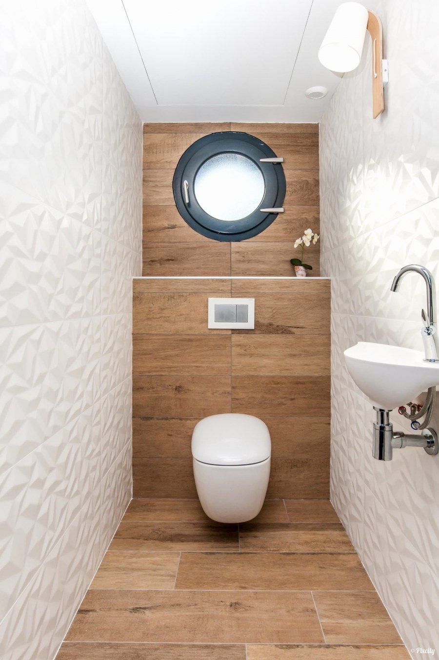 Инсталляция в маленьком туалете