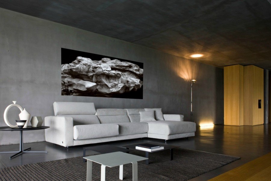 Серые бетонные стены в интерьере