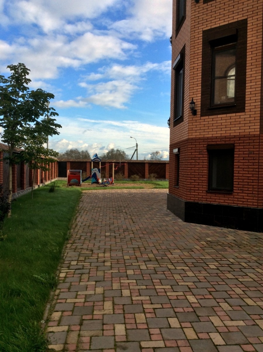 Двор загородного дома