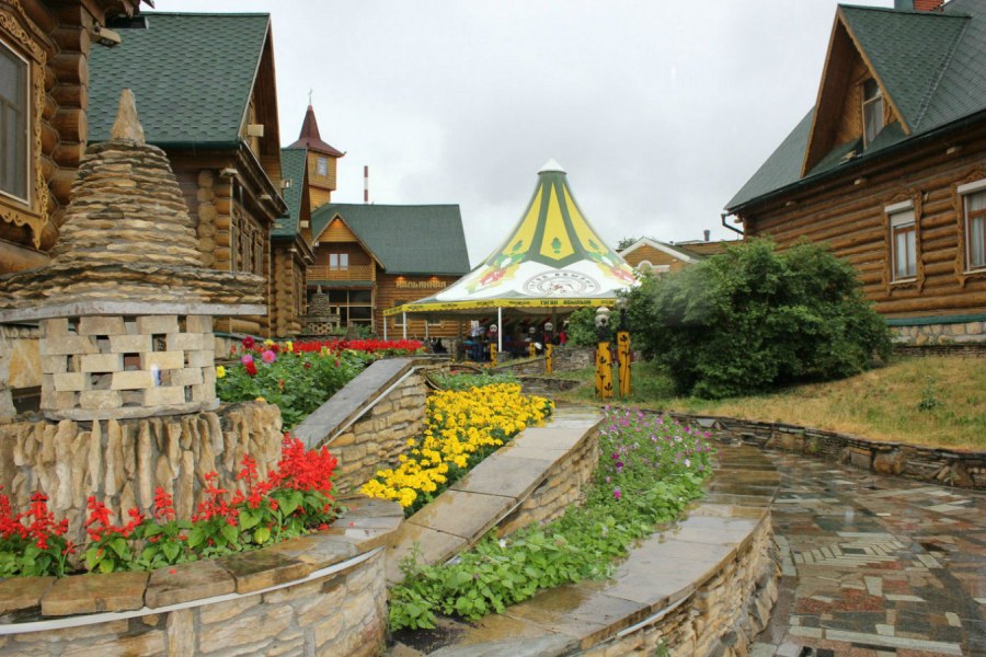 Красивый палисадник в деревне