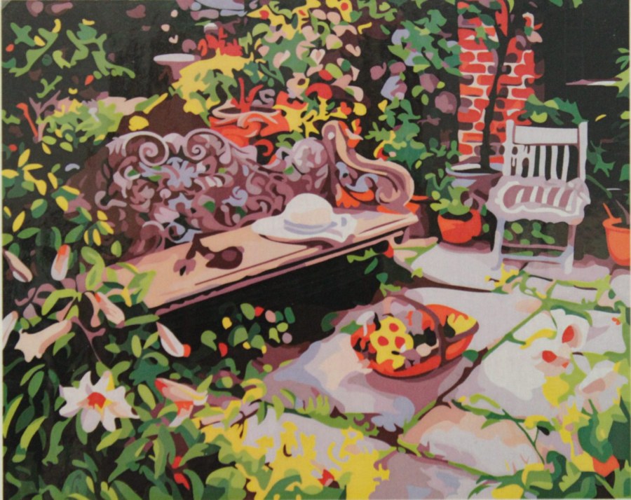 Лавочка в цветочном саду