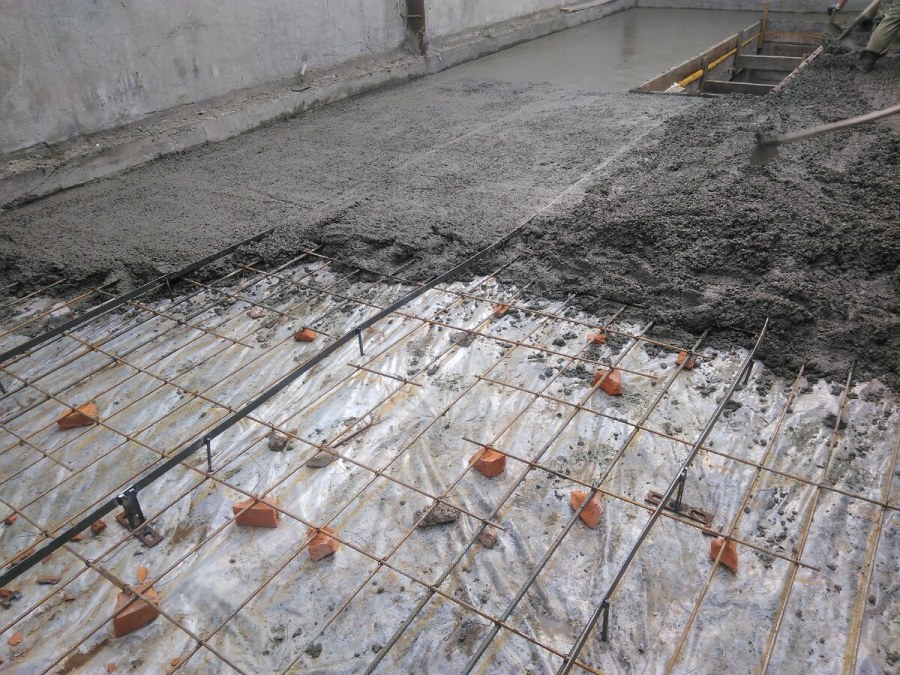 Цементно-песчаной стяжки по маякам