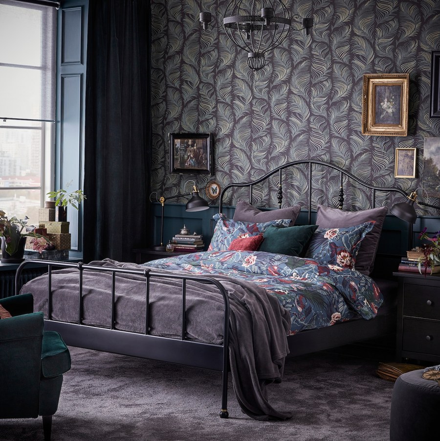 Небольшая спальня в темных тонах