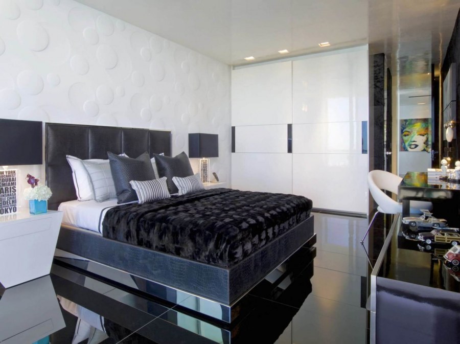 Черная кровать в интерьере спальни