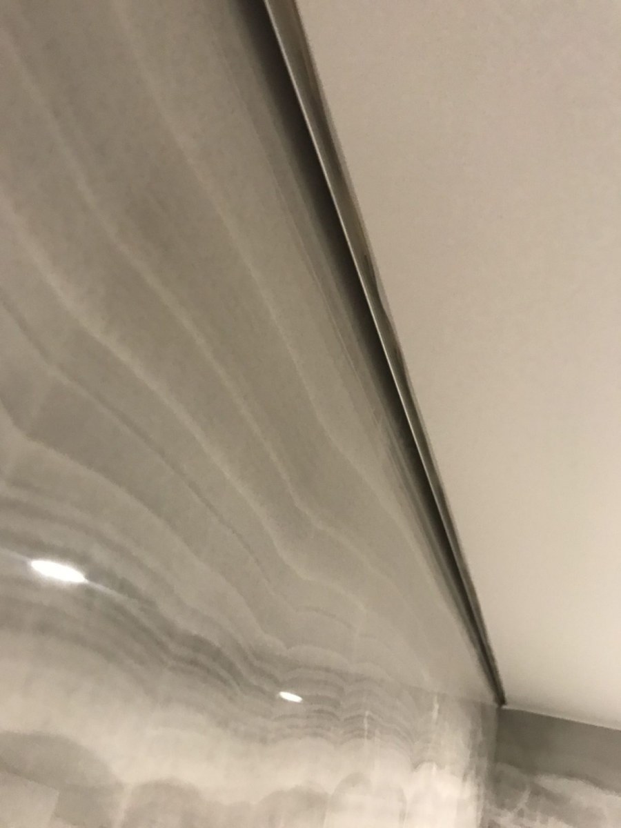 Мрамор на потолке