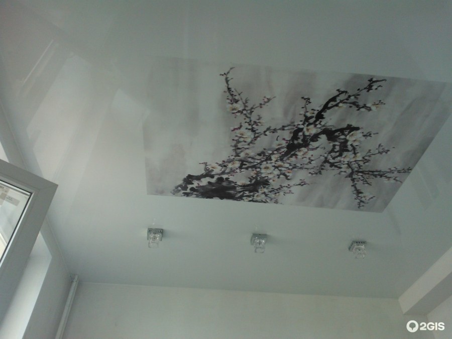 Красивый потолок из мрамора