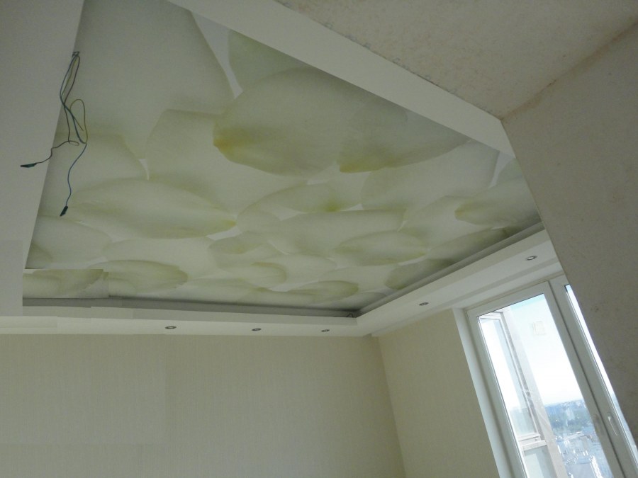 Мраморный натяжной потолок