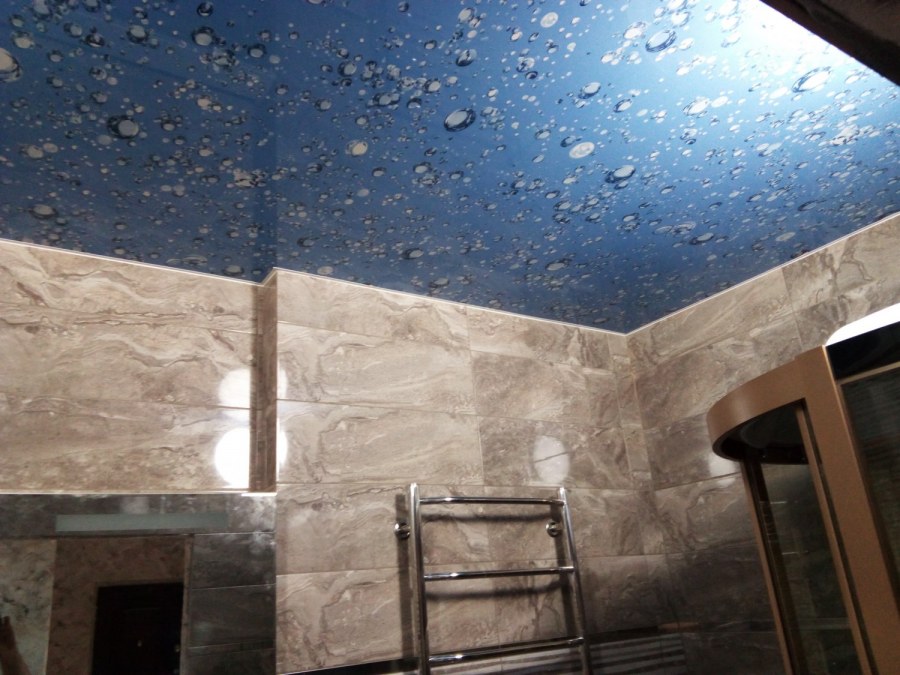 Потолок с декоративной штукатуркой и подсветкой