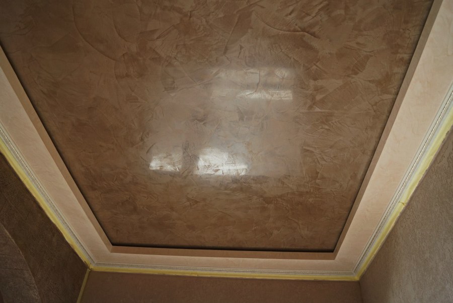 Серый глянцевый потолок