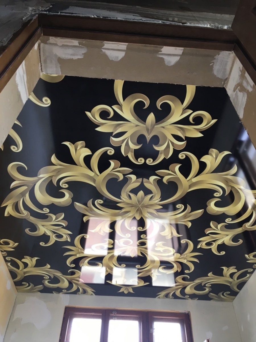 Фактурный потолок в ванной