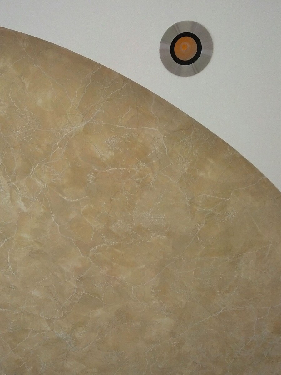 Натяжной потолок белый мрамор