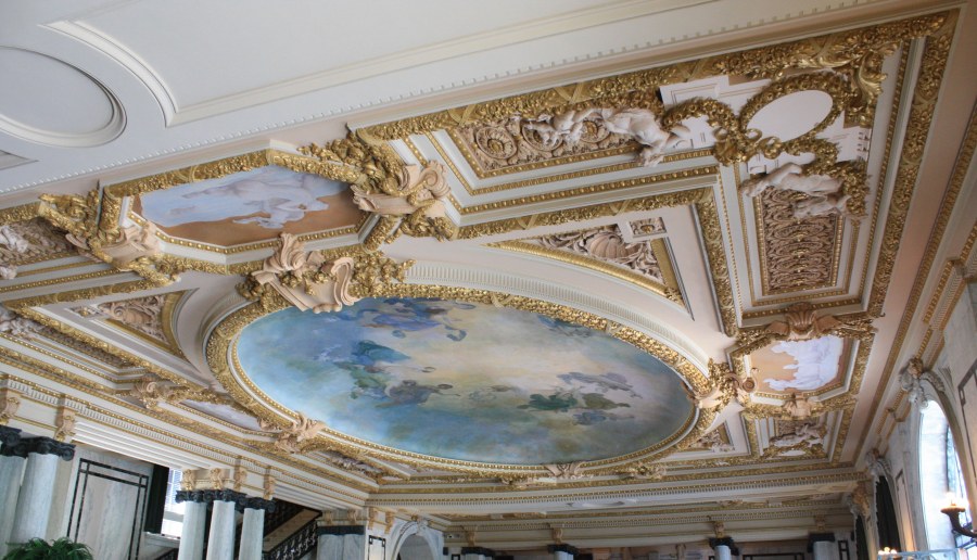 Мрамор на потолке