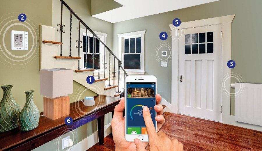 Мужчина звонит в дверь