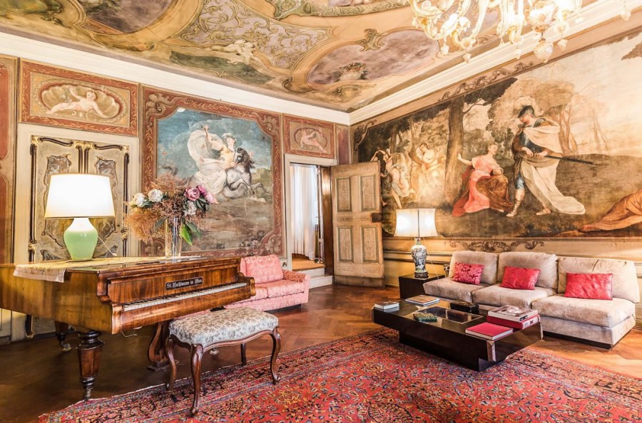 Венецианская комната с картинами