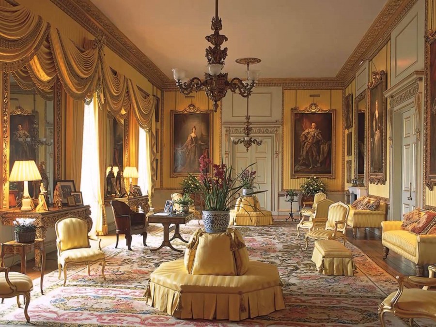 Желтый интерьер в замке