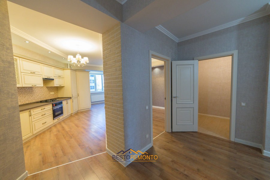 Кухня гостиная с картинами