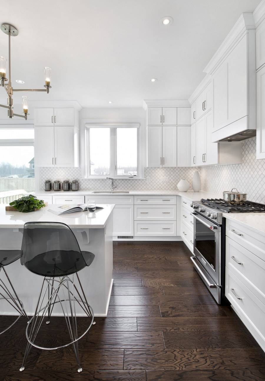 Кухня с темным полом