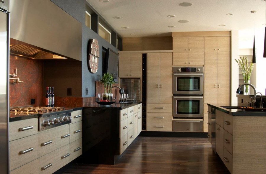 Сочетание темного и светлого дерева в интерьере кухни