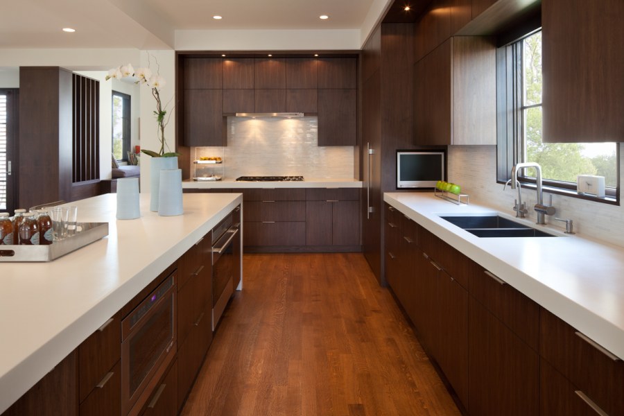 Кухня с темно коричневым полом
