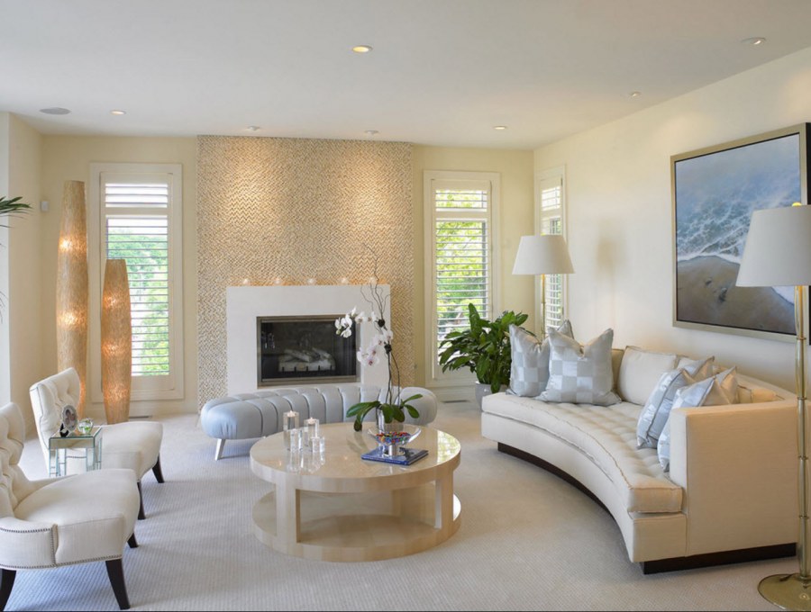Гостиная с бежевыми стенами