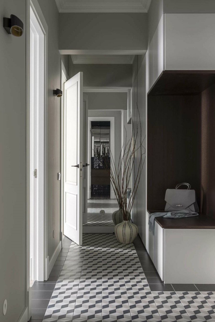 Серые стены в коридоре