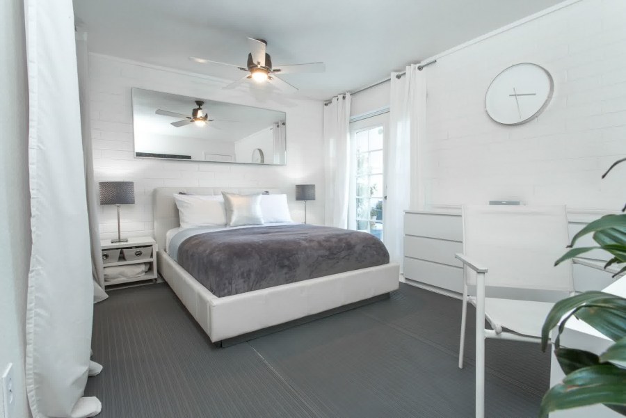 Интерьер белой спальни с серыми акцентами