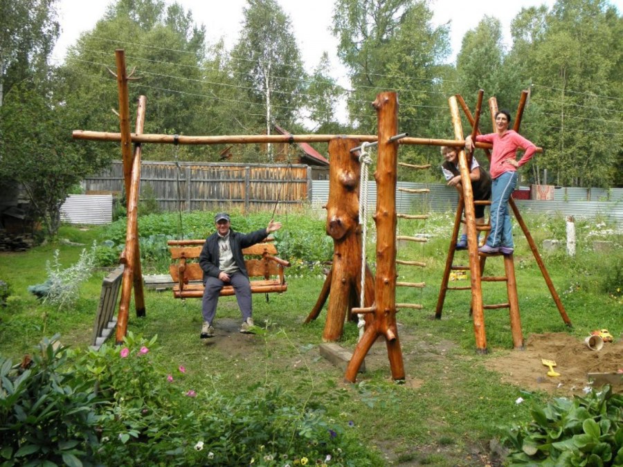 Самодельная детская площадка на даче