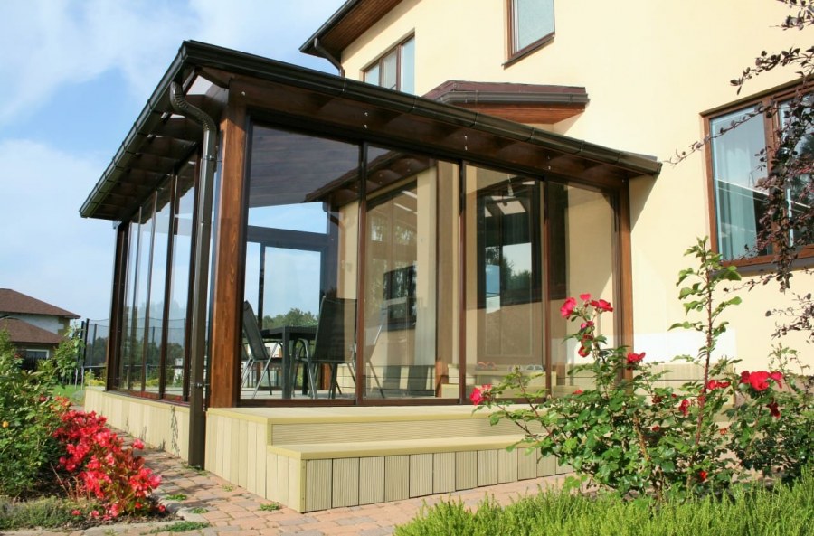 Двускатная застекленная веранда