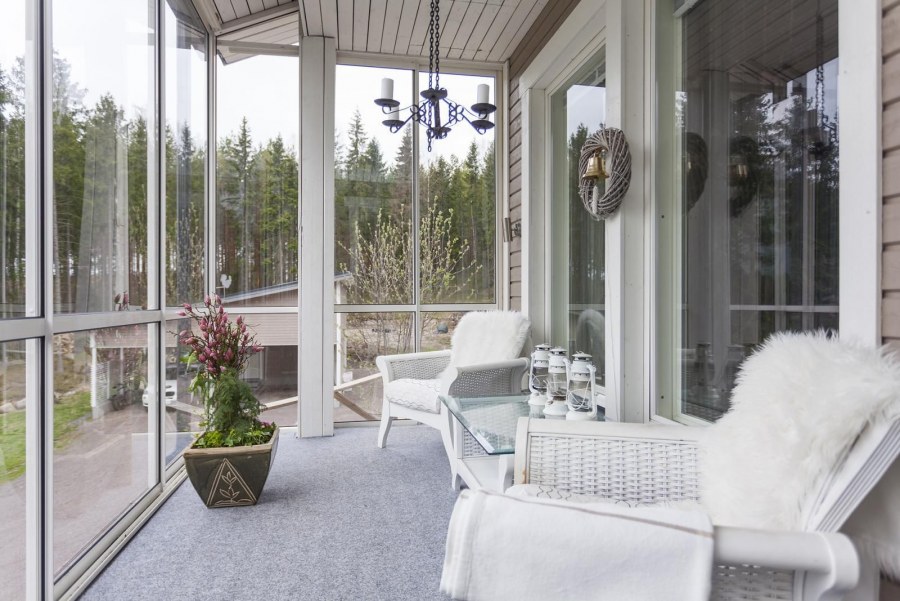 Застекленная веранда с камином