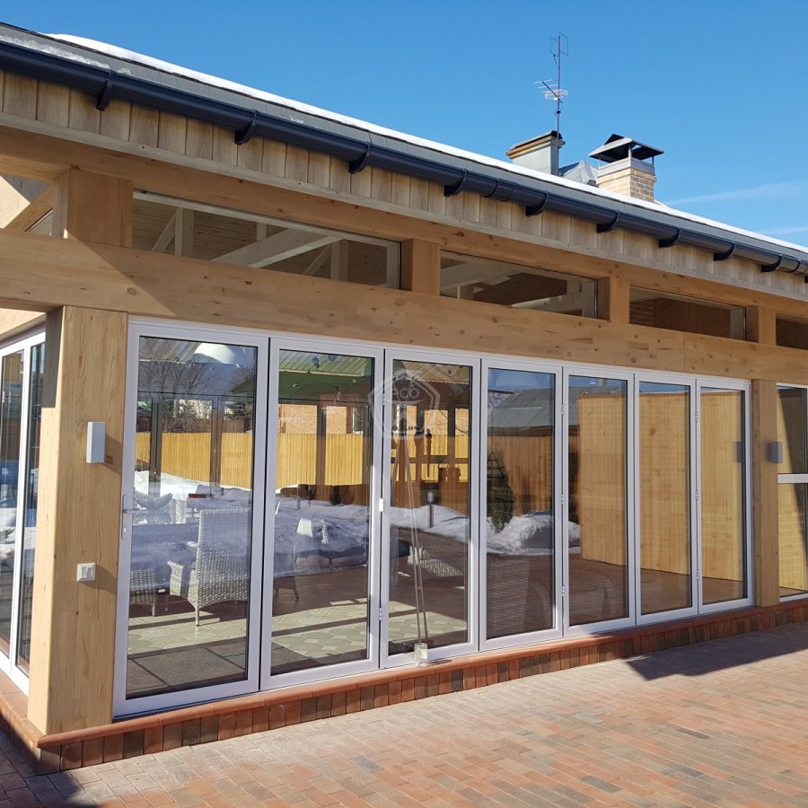 Летняя веранда с панорамными окнами