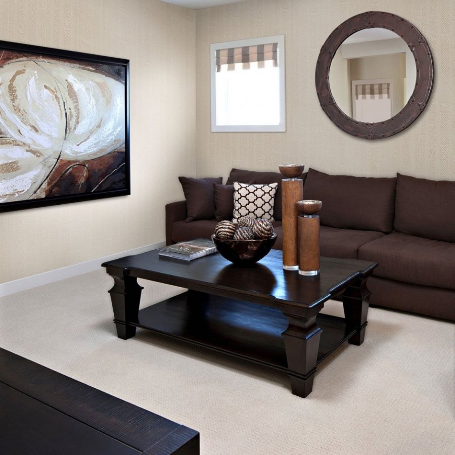 Темно коричневый диван с широкой спинкой