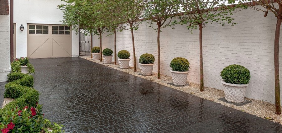 Ландшафт между домом и забором