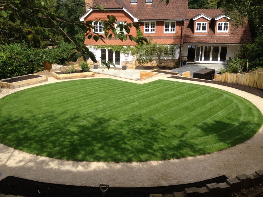 Газон перед домом