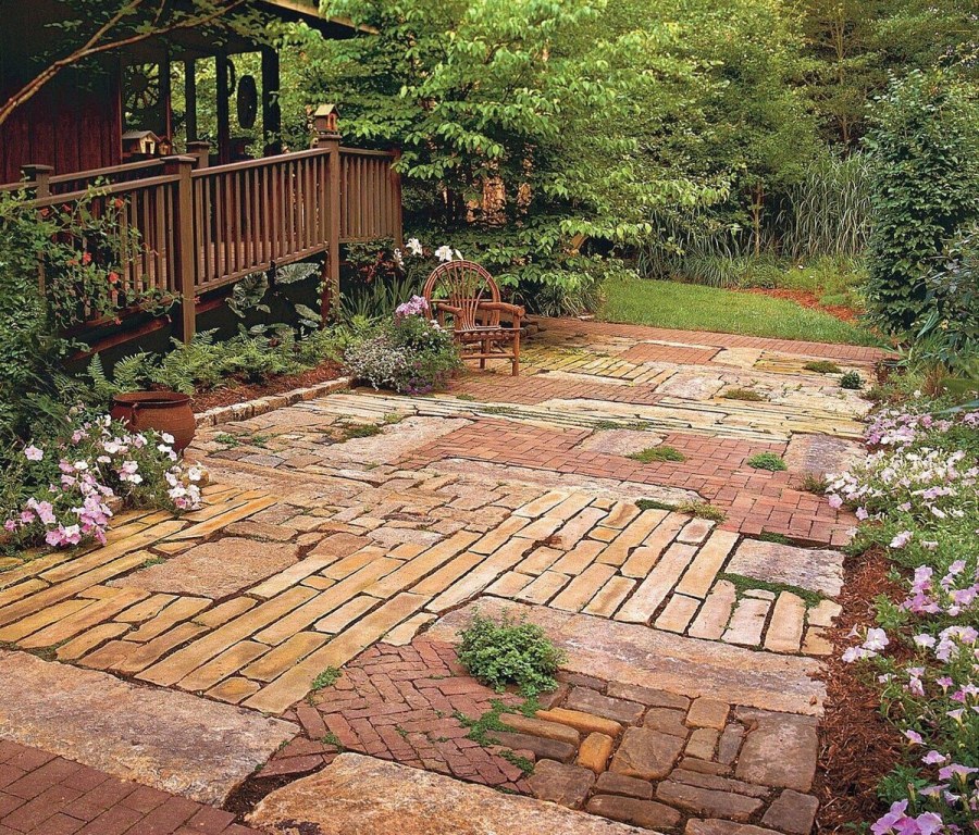 Деревянный настил во дворе