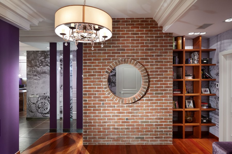 Кирпичная колонна в интерьере