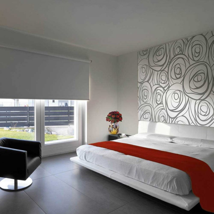 Спальня с комбинированными обоями