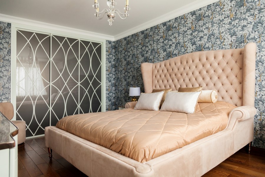 Комбинированные обои в изголовье кровати
