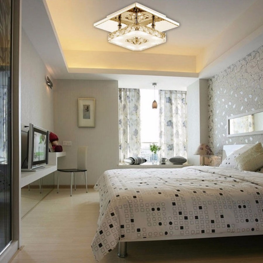 Интерьер спальни в хрущевке с люстрой