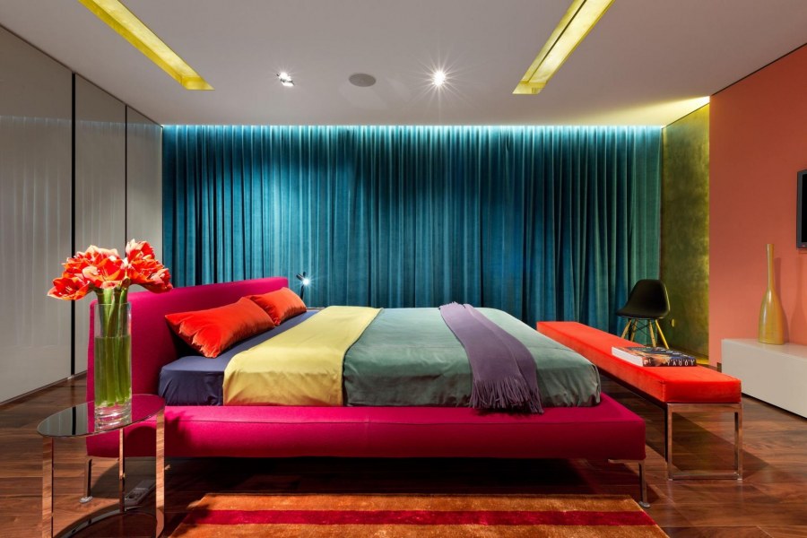 Спальня в ярких тонах