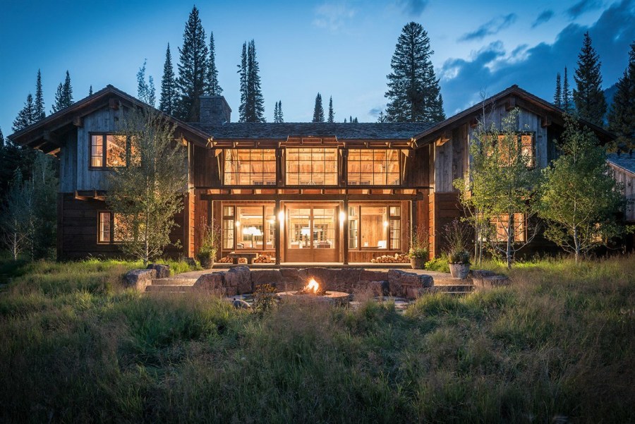 Дом бревно с панорамными окнами
