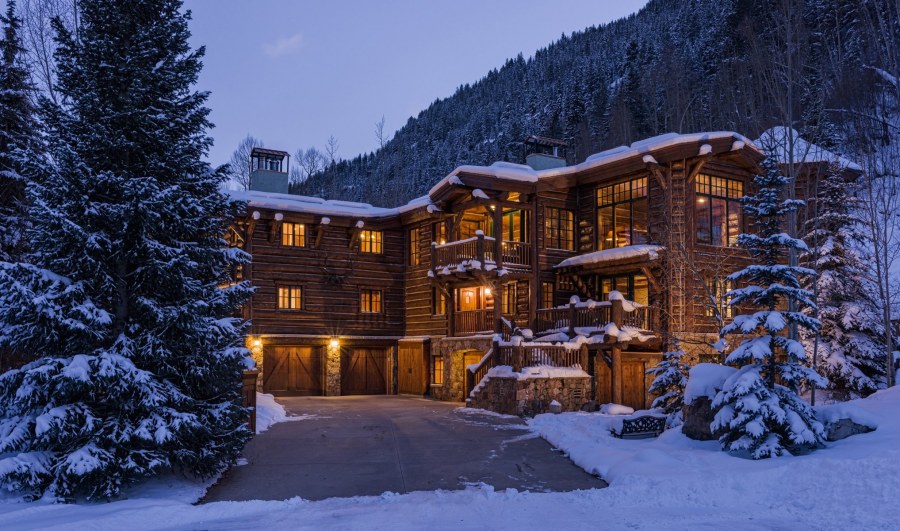 Дом в горах зимой