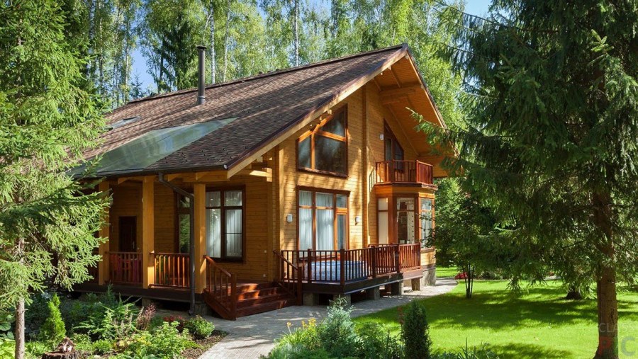 Деревянный дом в лесу