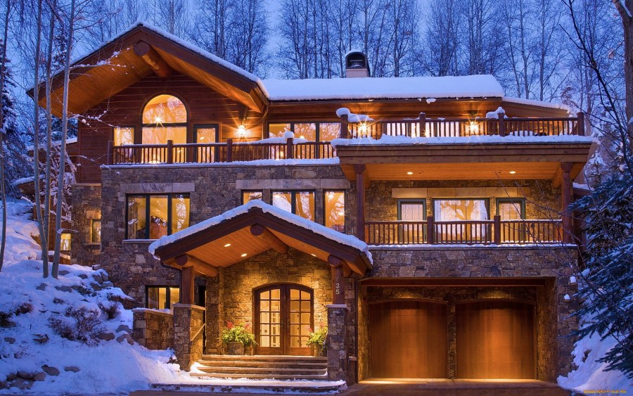 Деревянный дом в лесу